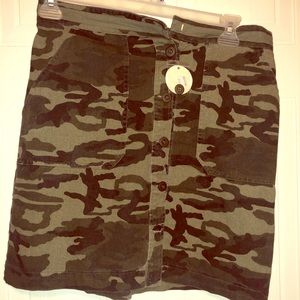 Camo button skirt